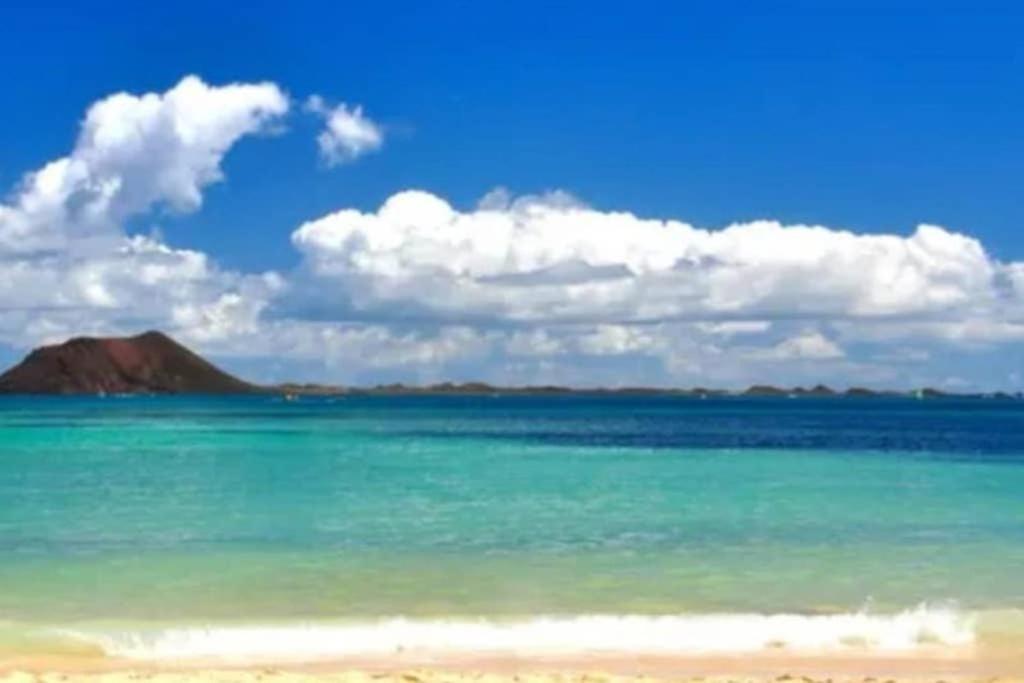 Centro De Corralejo Con Vistas A Isla De Lobos Villa Bagian luar foto